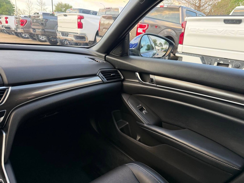 Honda Accord Sedan Vehicle Full-screen Gallery Image 20