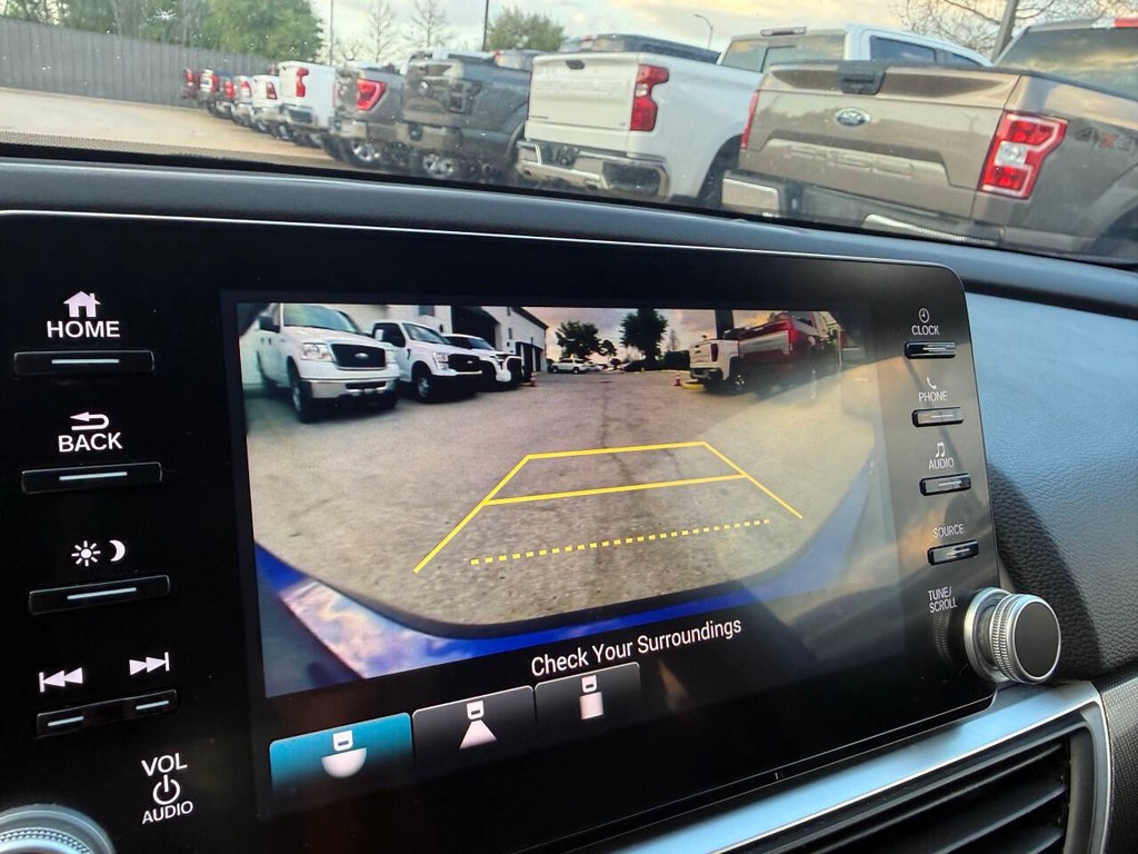 Honda Accord Sedan Vehicle Full-screen Gallery Image 26