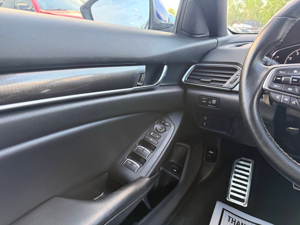 Honda Accord Sedan Vehicle Full-screen Gallery Image 29