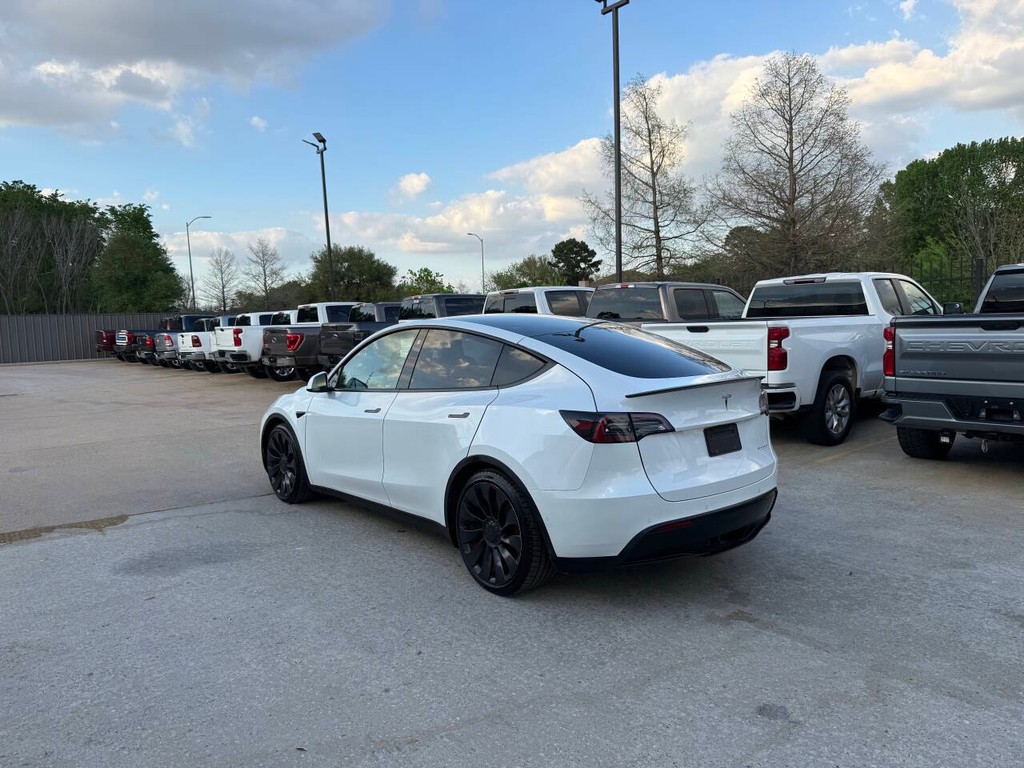 Tesla Model Y Vehicle Full-screen Gallery Image 04