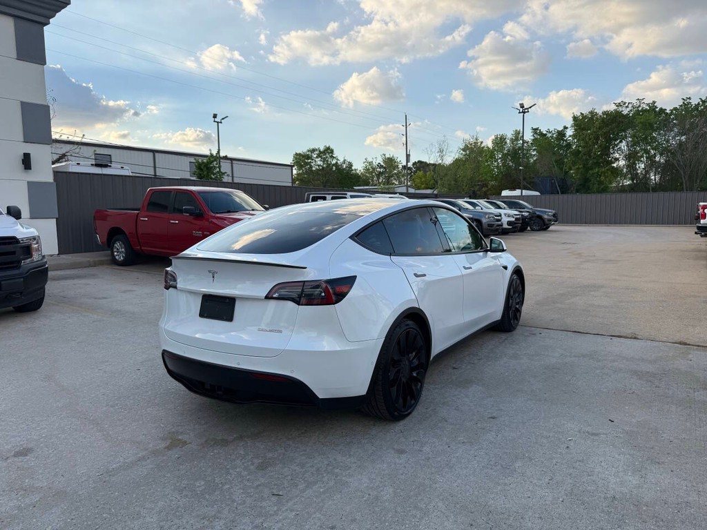 Tesla Model Y Vehicle Full-screen Gallery Image 05