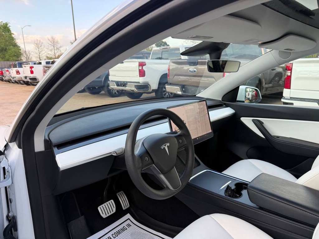Tesla Model Y Vehicle Full-screen Gallery Image 06