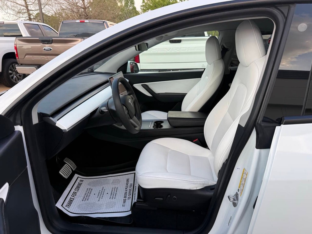 Tesla Model Y Vehicle Full-screen Gallery Image 07