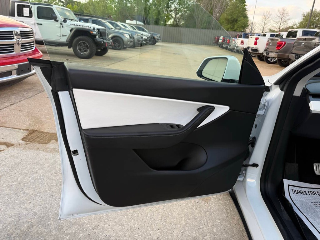Tesla Model Y Vehicle Full-screen Gallery Image 08
