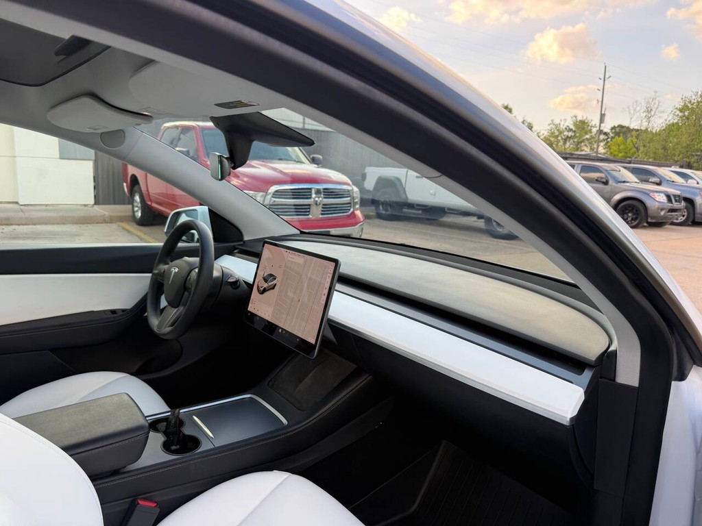Tesla Model Y Vehicle Full-screen Gallery Image 09