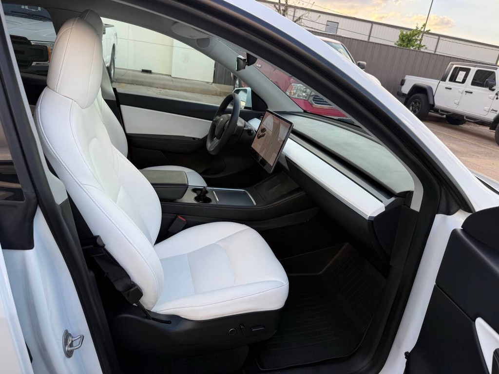 Tesla Model Y Vehicle Full-screen Gallery Image 10