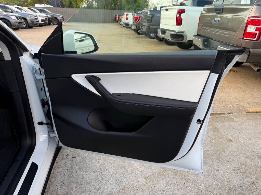 Tesla Model Y Vehicle Full-screen Gallery Image 11