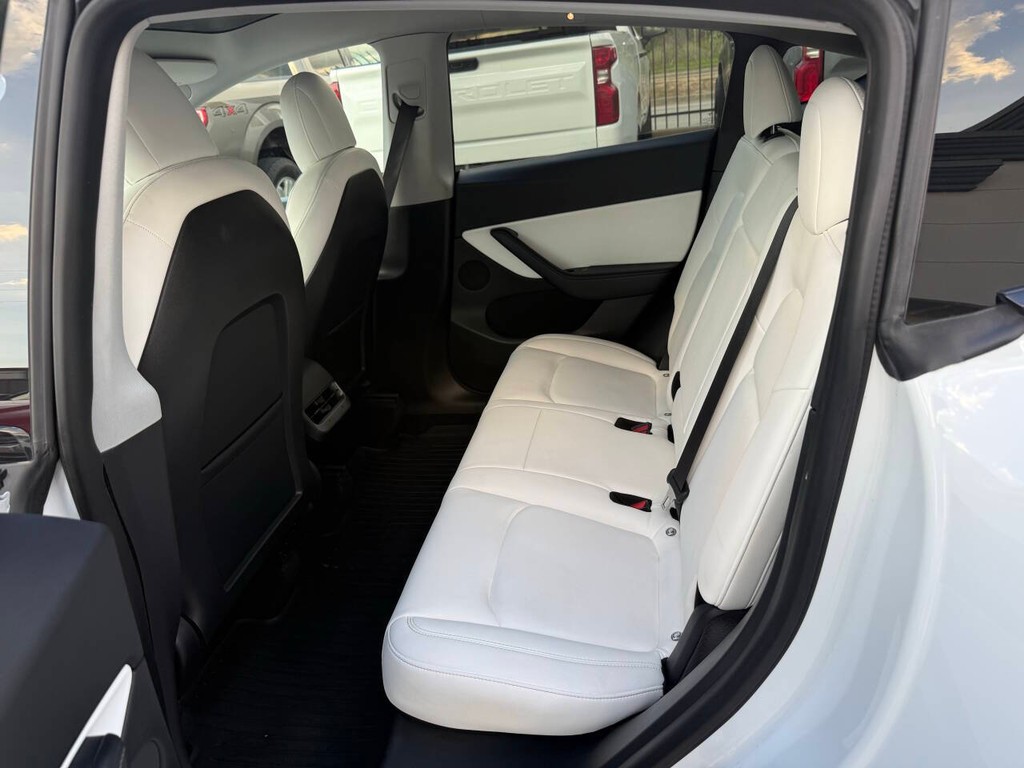 Tesla Model Y Vehicle Full-screen Gallery Image 13