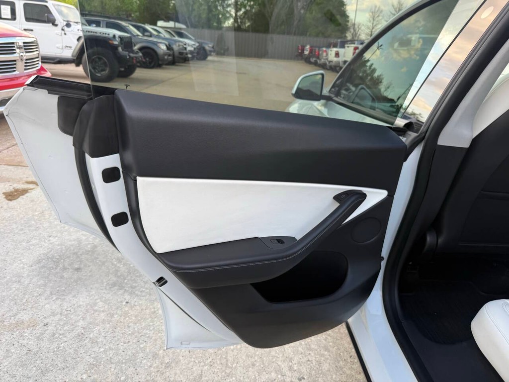 Tesla Model Y Vehicle Full-screen Gallery Image 14