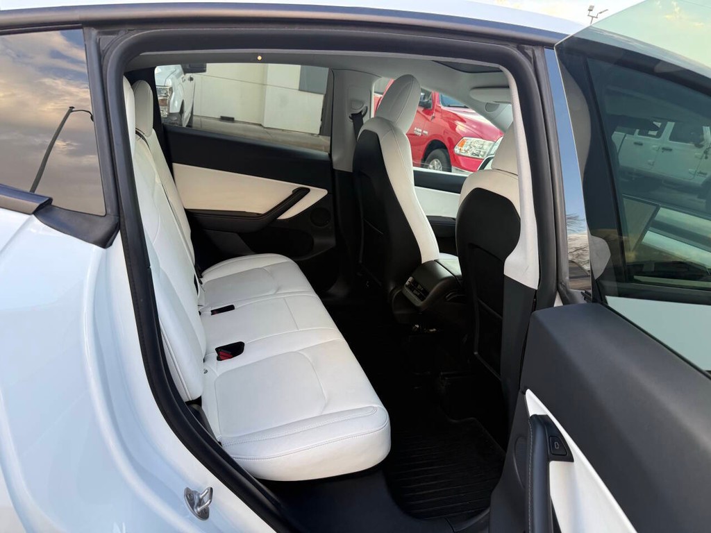 Tesla Model Y Vehicle Full-screen Gallery Image 15