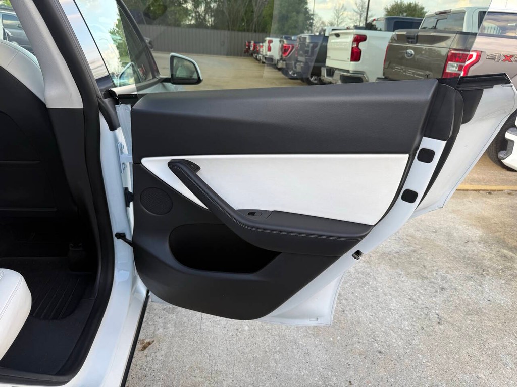 Tesla Model Y Vehicle Full-screen Gallery Image 16