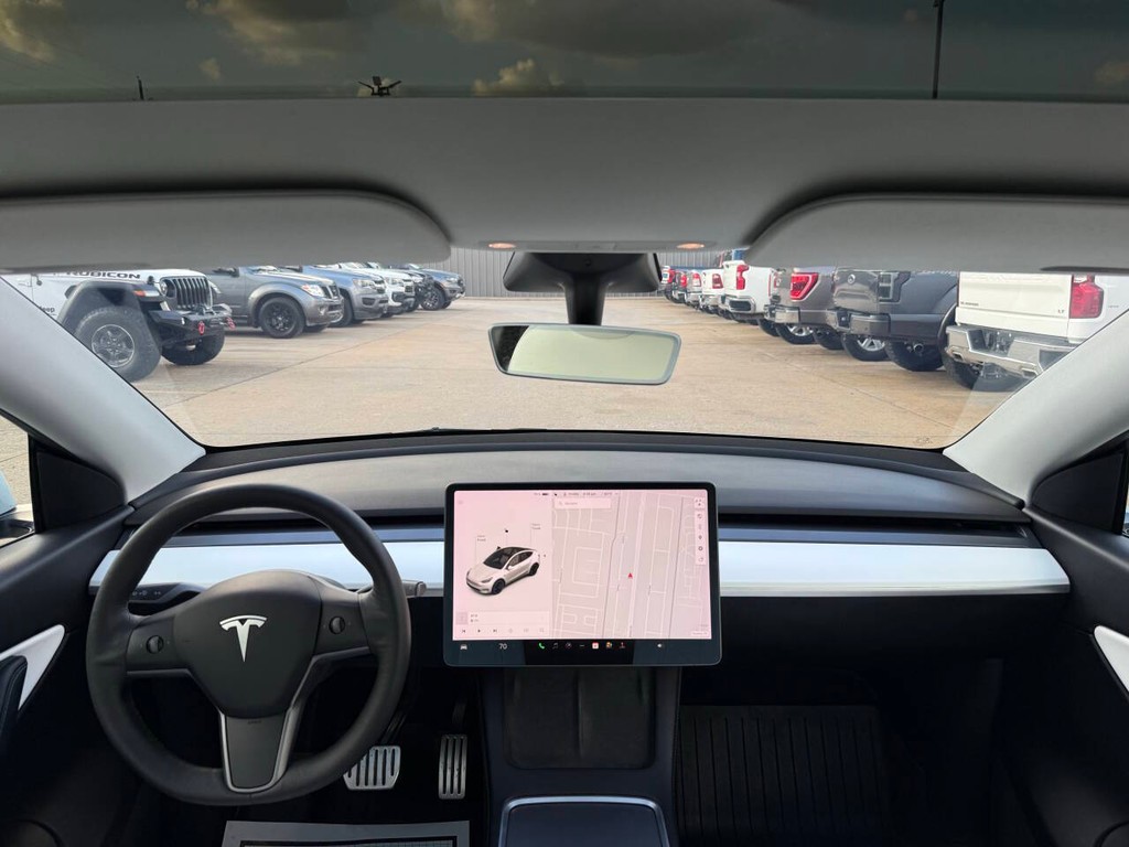 Tesla Model Y Vehicle Full-screen Gallery Image 17