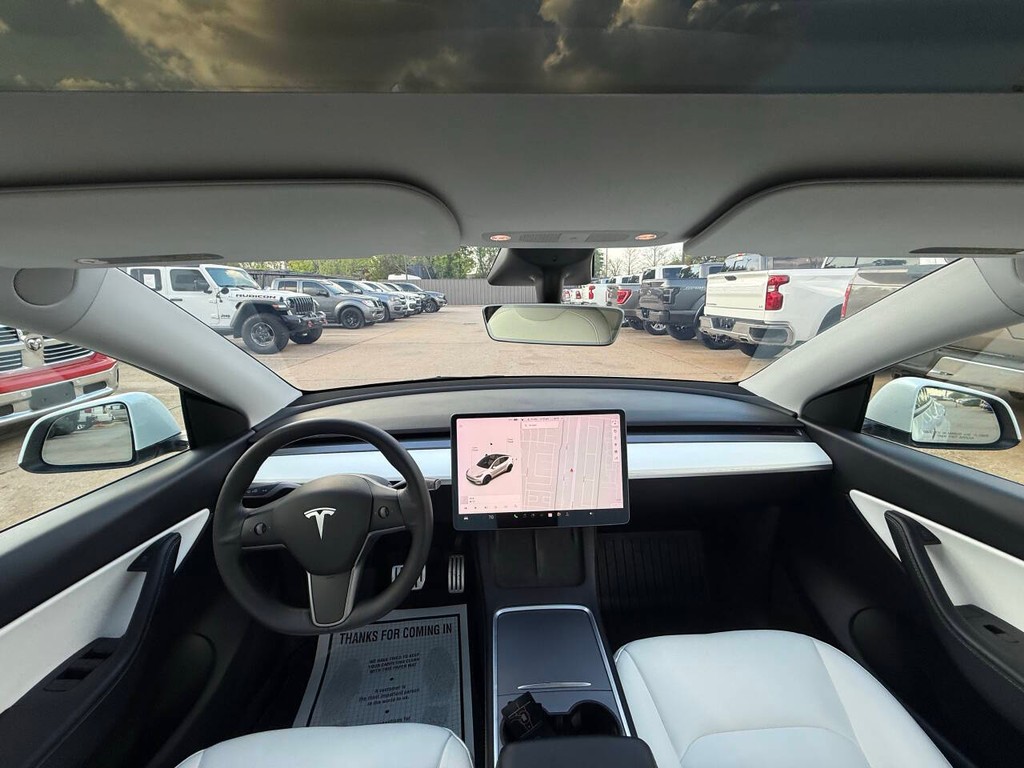 Tesla Model Y Vehicle Full-screen Gallery Image 18
