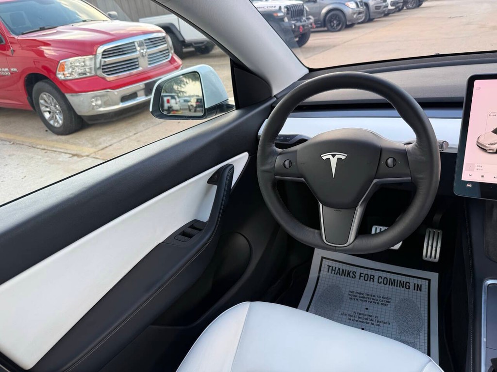 Tesla Model Y Vehicle Full-screen Gallery Image 19