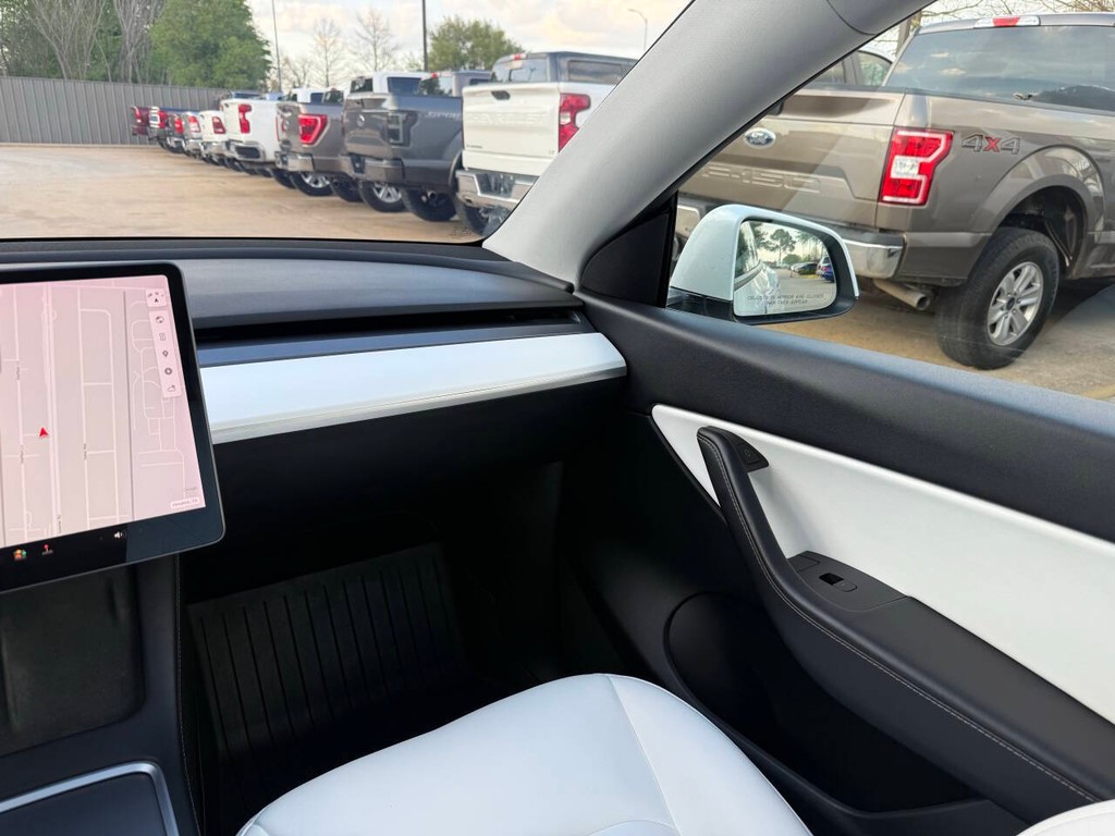 Tesla Model Y Vehicle Full-screen Gallery Image 20