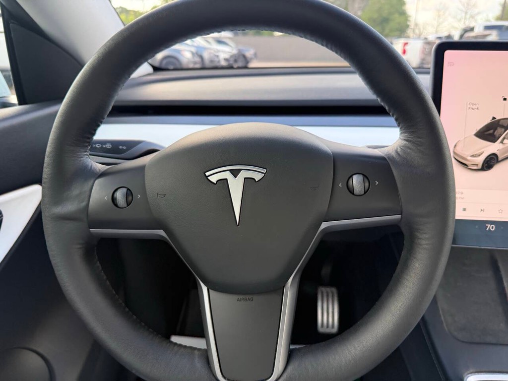Tesla Model Y Vehicle Full-screen Gallery Image 23