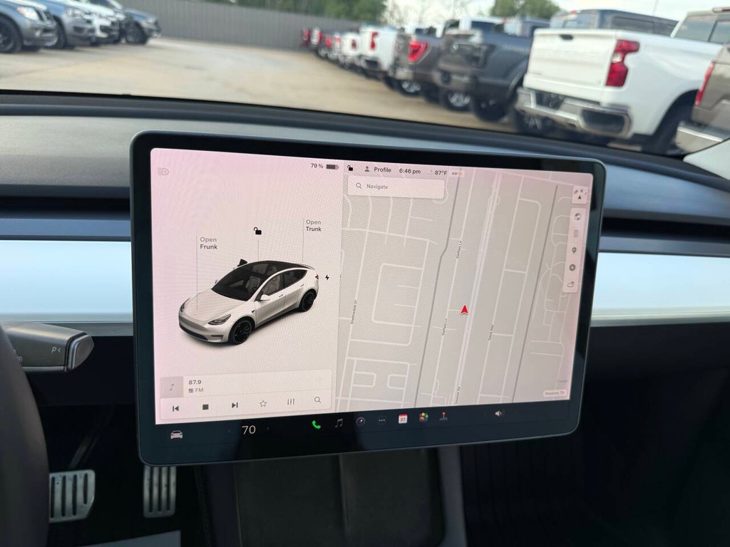 Tesla Model Y Vehicle Full-screen Gallery Image 24