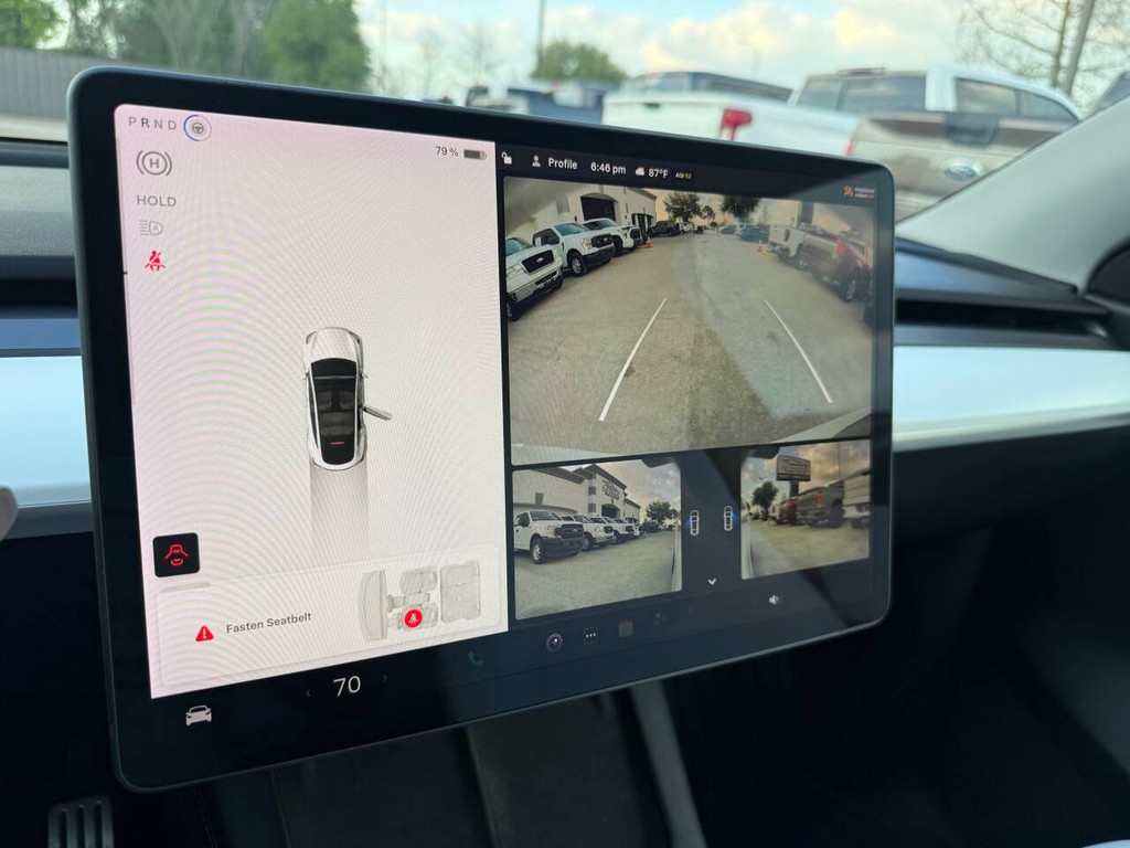 Tesla Model Y Vehicle Full-screen Gallery Image 25