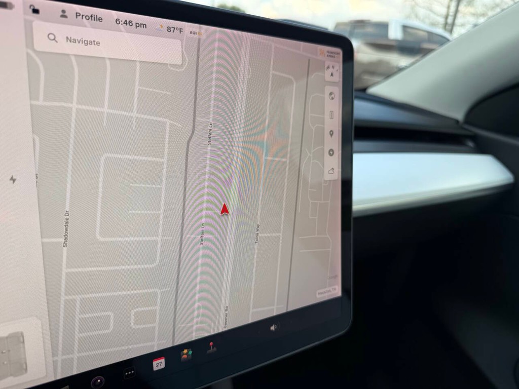 Tesla Model Y Vehicle Full-screen Gallery Image 26