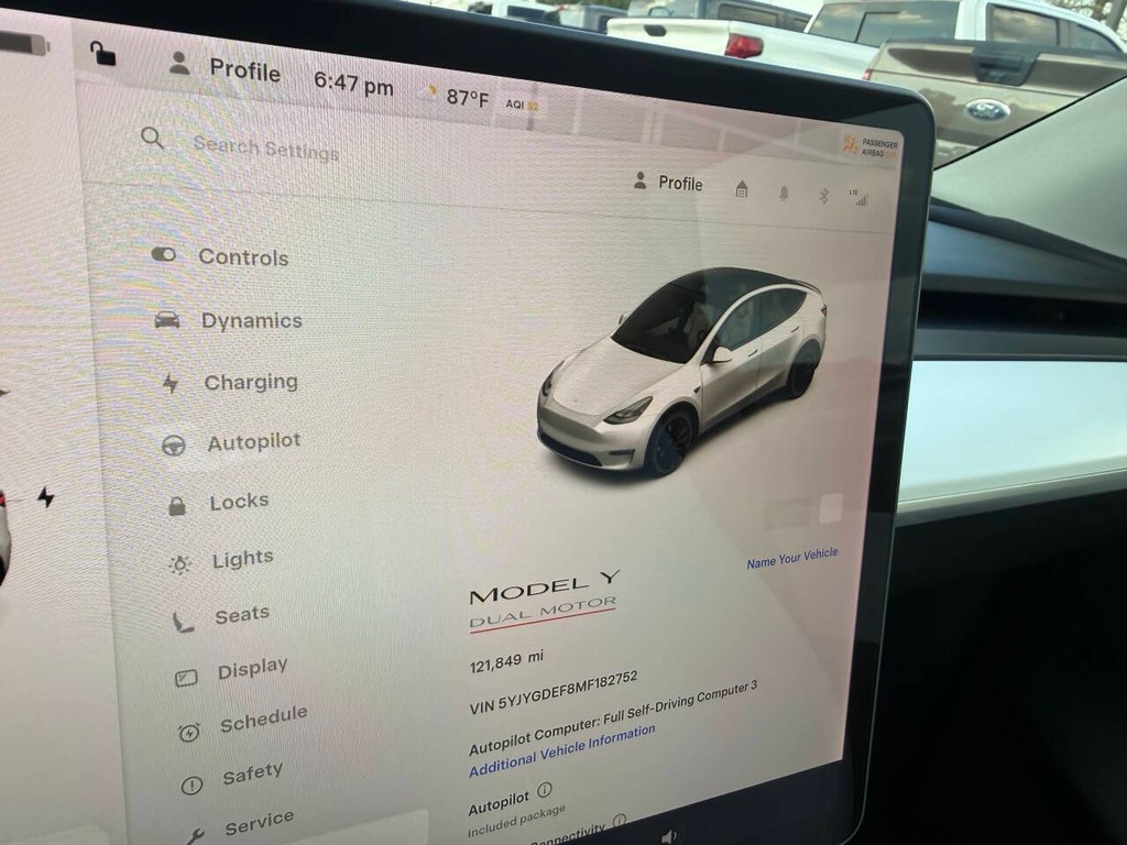 Tesla Model Y Vehicle Full-screen Gallery Image 27