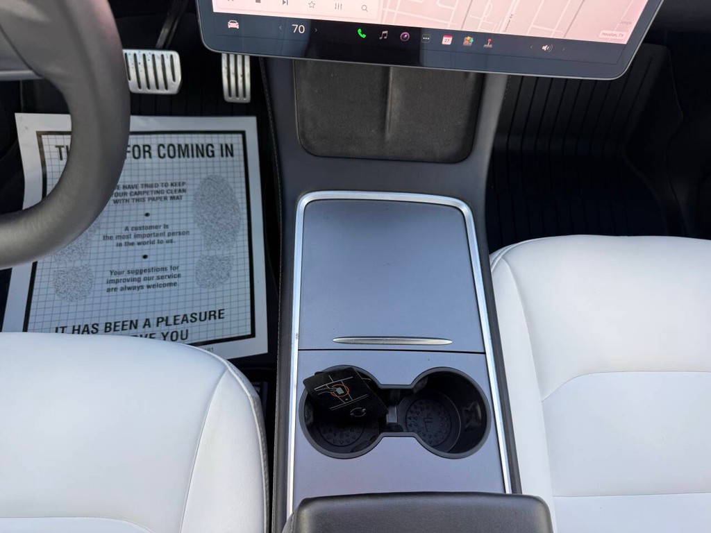 Tesla Model Y Vehicle Full-screen Gallery Image 28