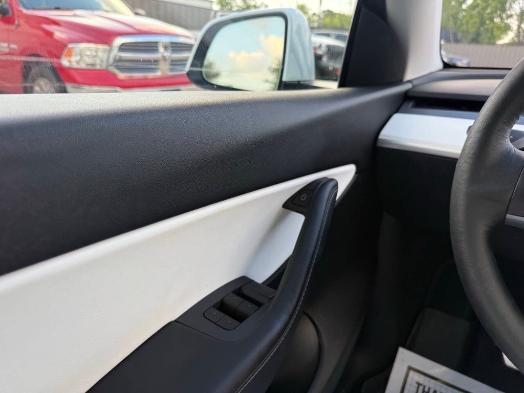 Tesla Model Y Vehicle Full-screen Gallery Image 29