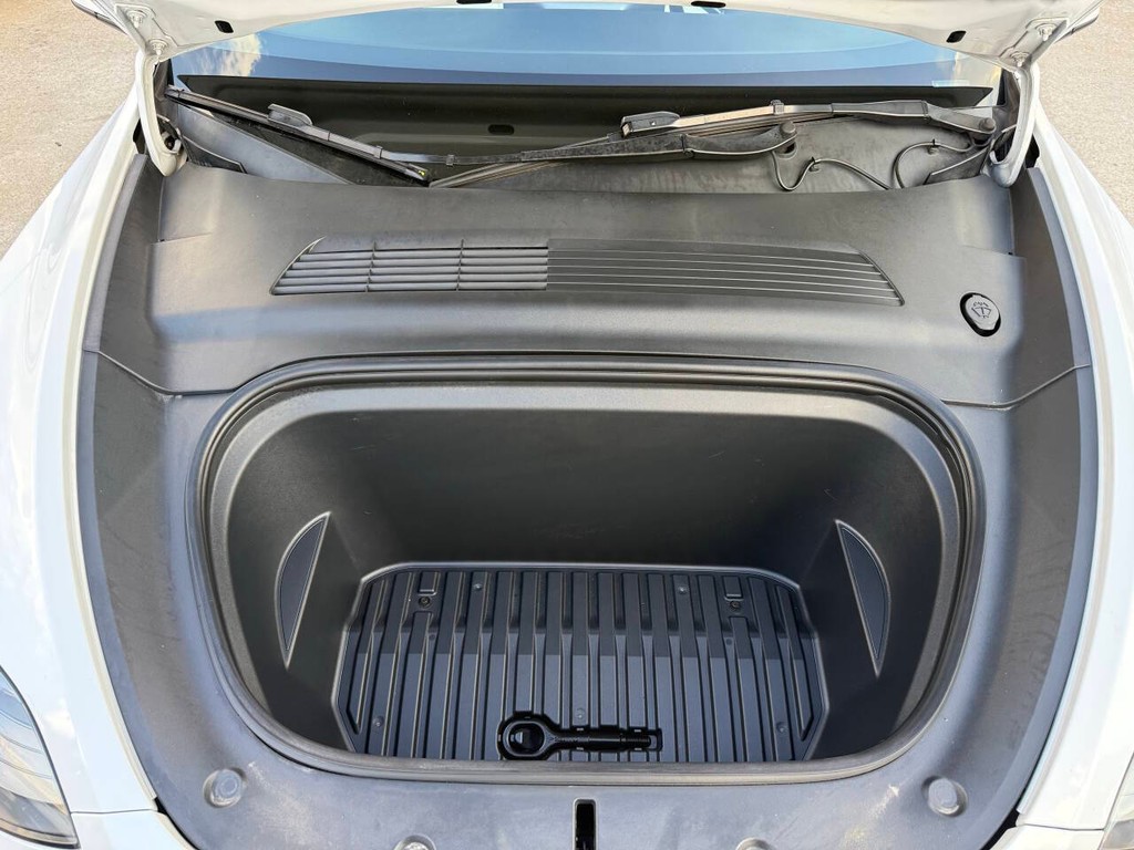 Tesla Model Y Vehicle Full-screen Gallery Image 32