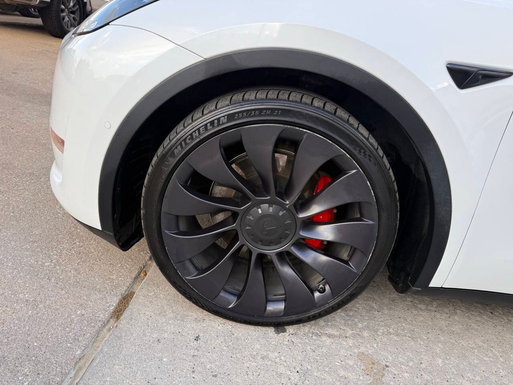 Tesla Model Y Vehicle Full-screen Gallery Image 33