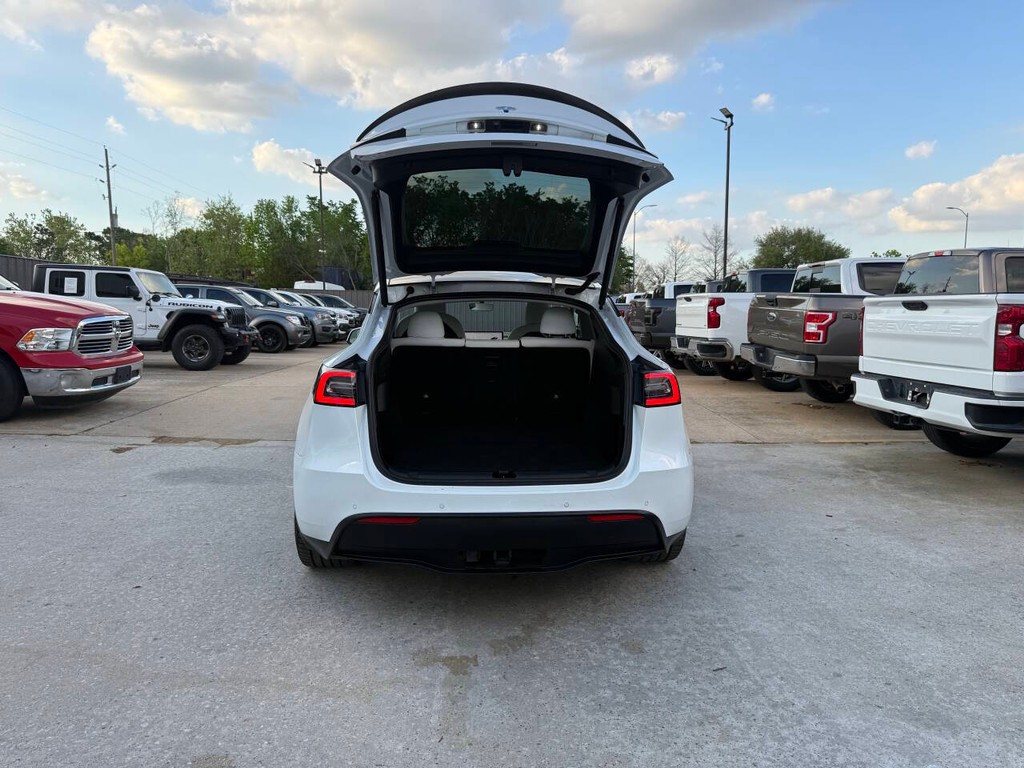 Tesla Model Y Vehicle Full-screen Gallery Image 34