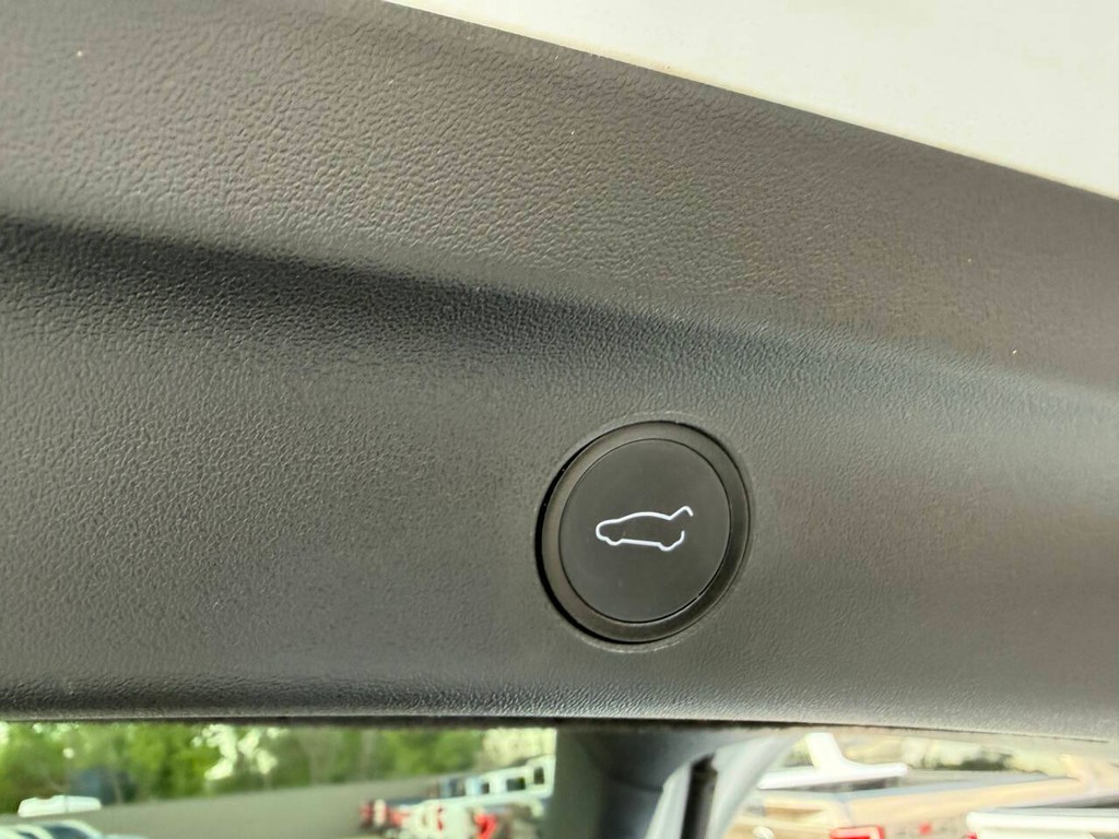 Tesla Model Y Vehicle Full-screen Gallery Image 35