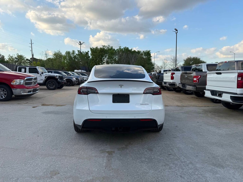 Tesla Model Y Vehicle Full-screen Gallery Image 36