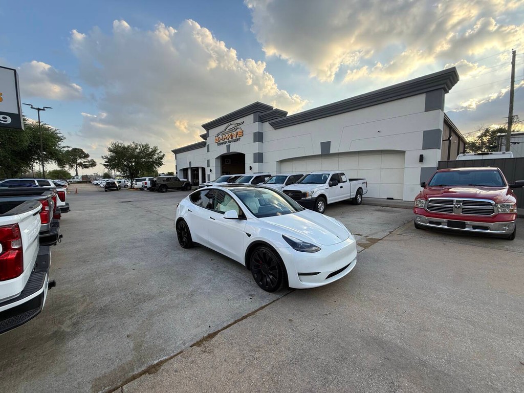 Tesla Model Y Vehicle Full-screen Gallery Image 42