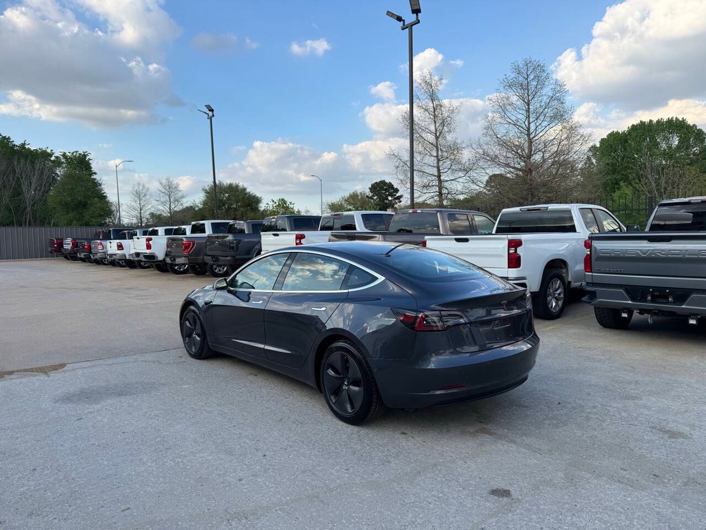 Tesla Model 3 Vehicle Full-screen Gallery Image 04