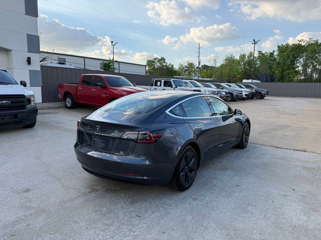 Tesla Model 3 Vehicle Full-screen Gallery Image 05