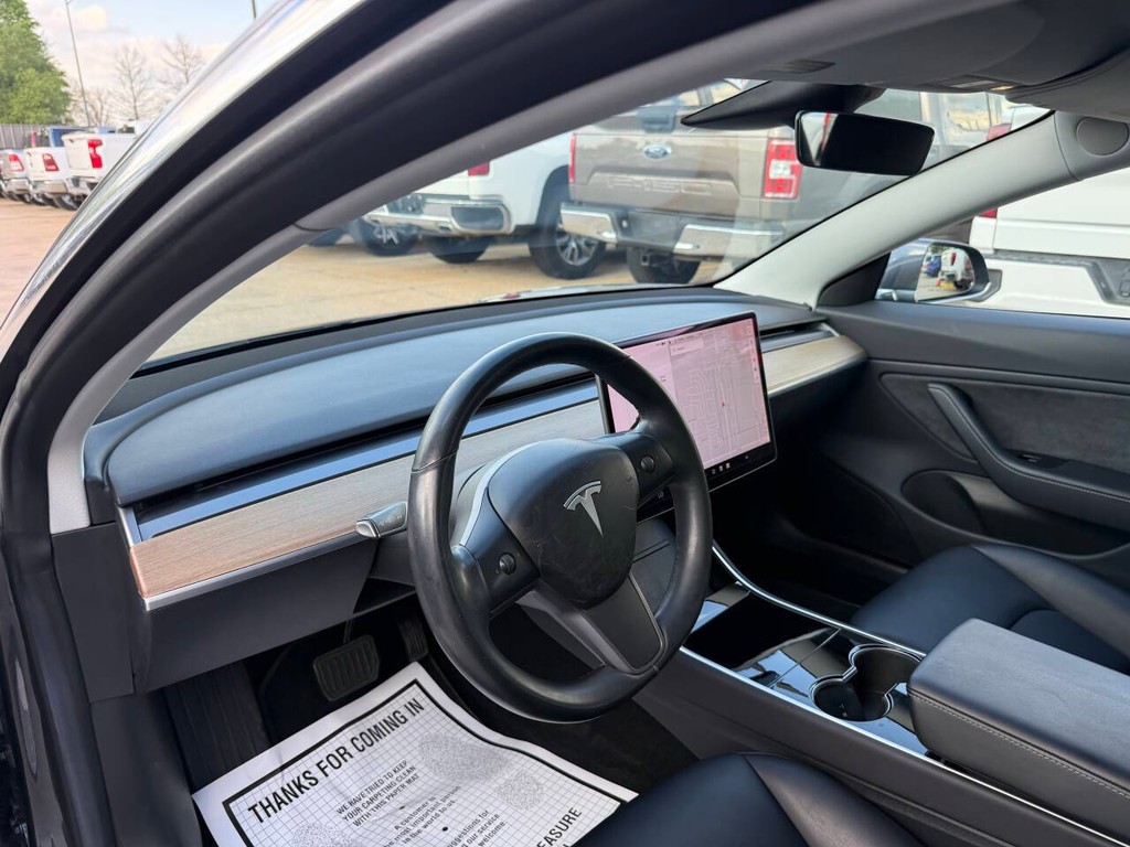 Tesla Model 3 Vehicle Full-screen Gallery Image 06