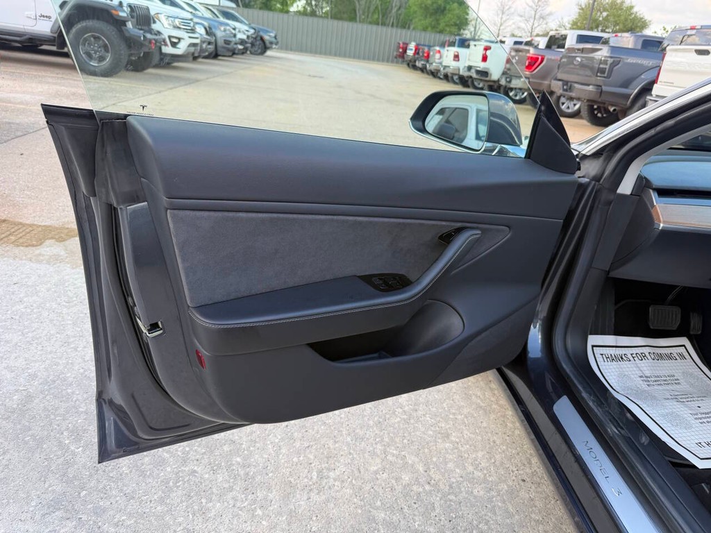 Tesla Model 3 Vehicle Full-screen Gallery Image 08