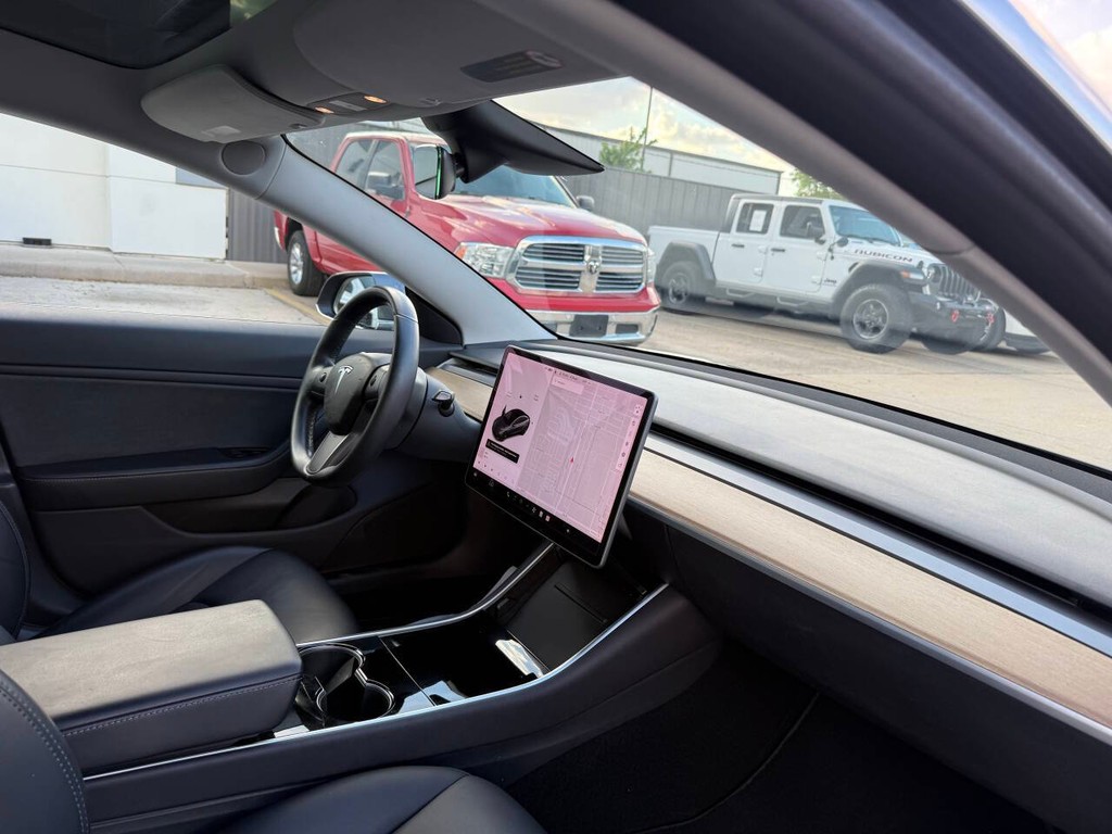 Tesla Model 3 Vehicle Full-screen Gallery Image 09