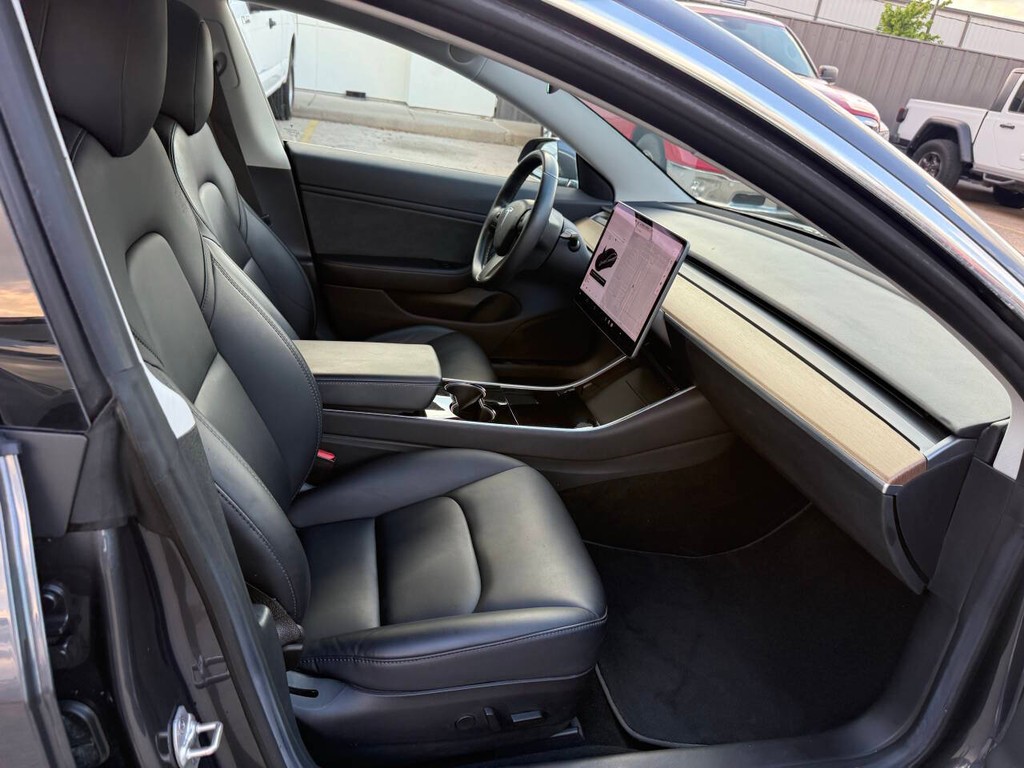 Tesla Model 3 Vehicle Full-screen Gallery Image 10