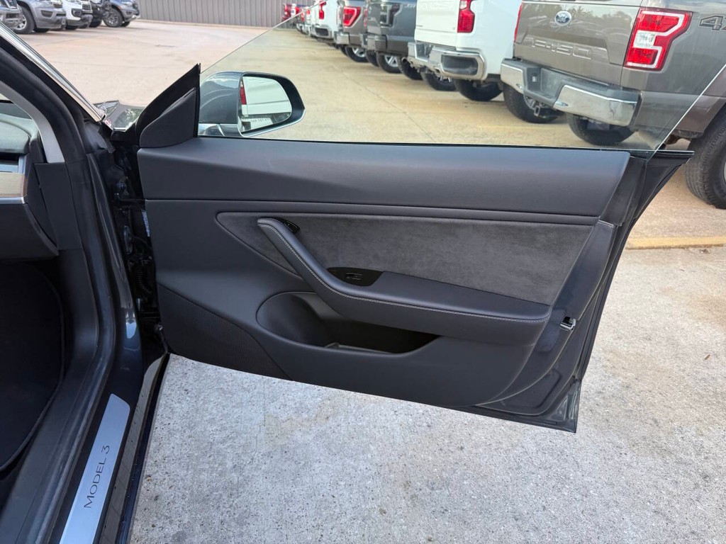 Tesla Model 3 Vehicle Full-screen Gallery Image 11