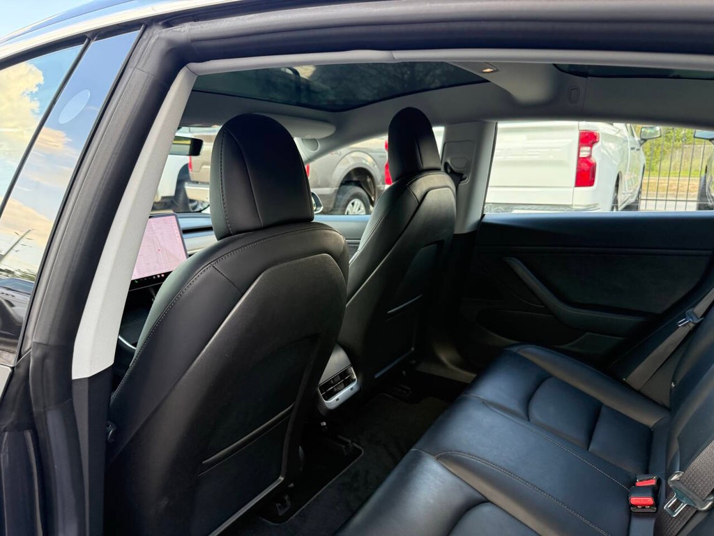 Tesla Model 3 Vehicle Full-screen Gallery Image 12