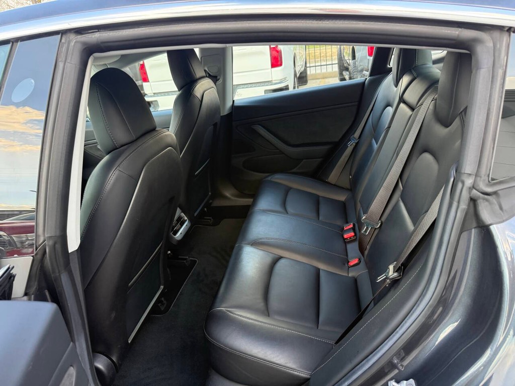 Tesla Model 3 Vehicle Full-screen Gallery Image 13