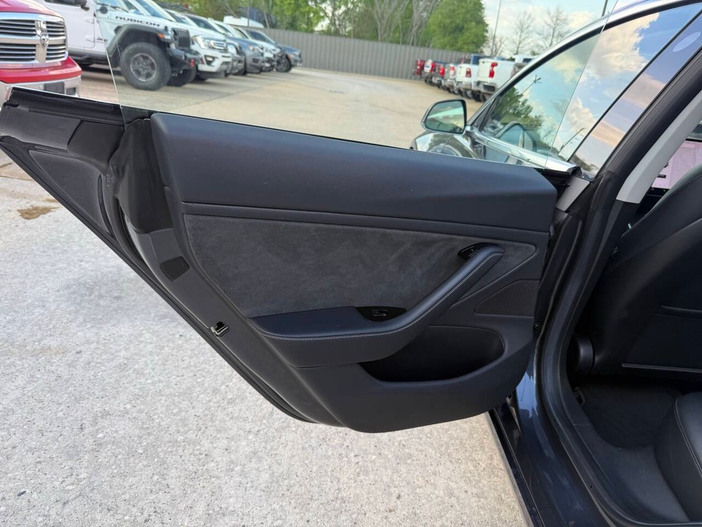 Tesla Model 3 Vehicle Full-screen Gallery Image 14