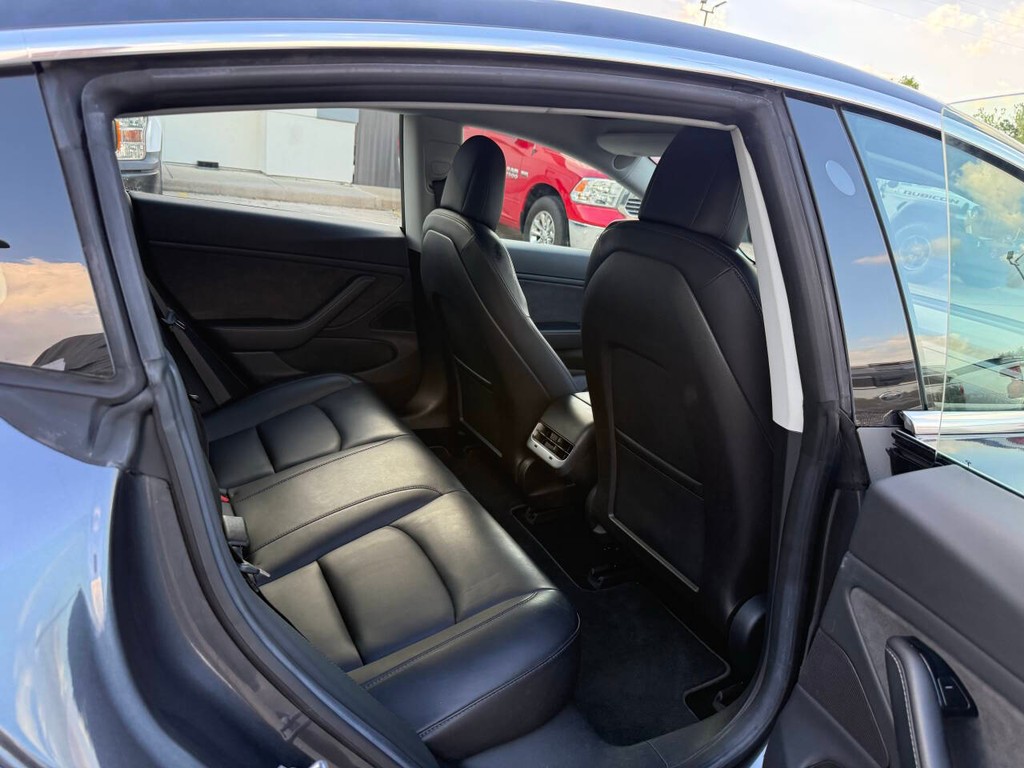 Tesla Model 3 Vehicle Full-screen Gallery Image 15