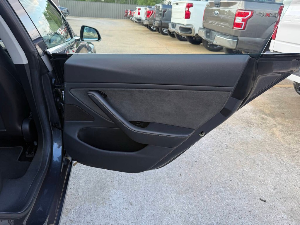 Tesla Model 3 Vehicle Full-screen Gallery Image 16