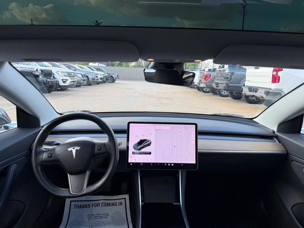 Tesla Model 3 Vehicle Full-screen Gallery Image 17