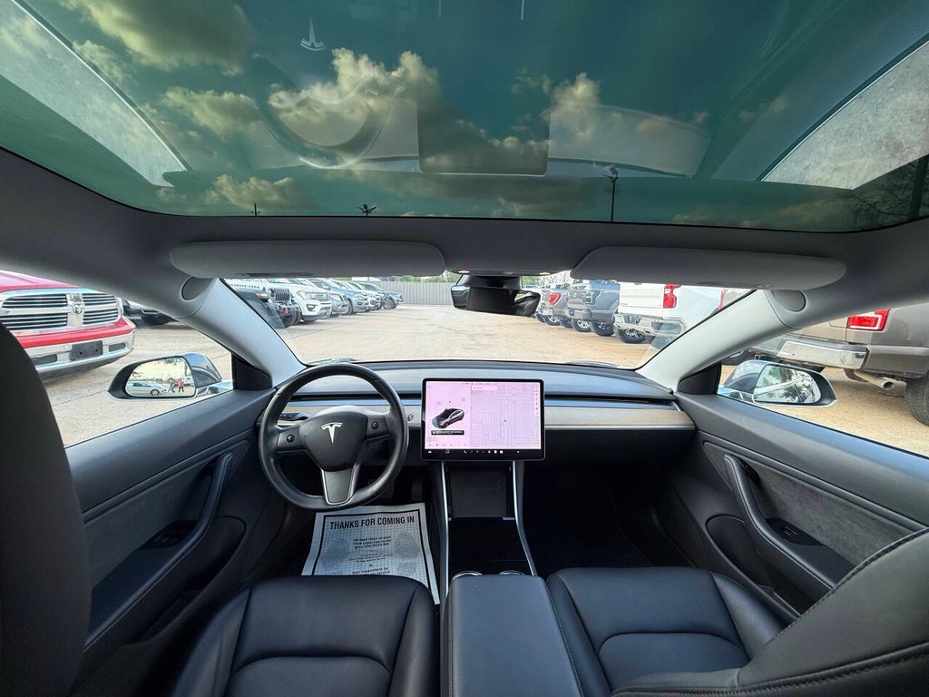 Tesla Model 3 Vehicle Full-screen Gallery Image 18