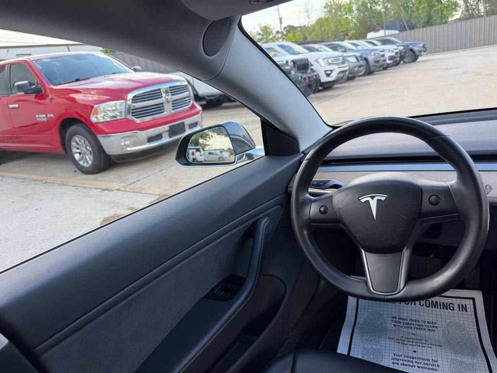 Tesla Model 3 Vehicle Full-screen Gallery Image 19