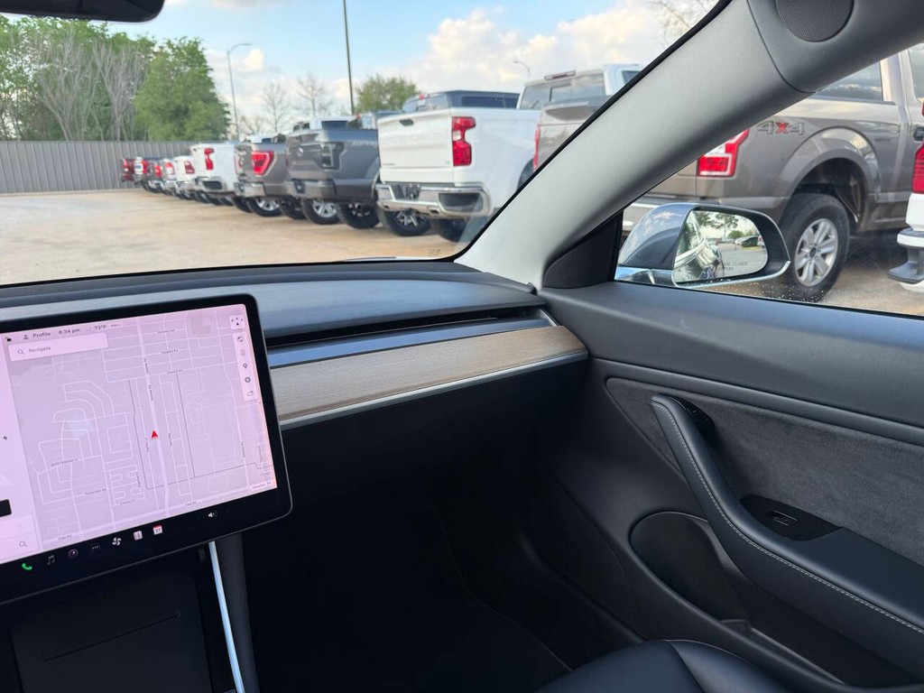 Tesla Model 3 Vehicle Full-screen Gallery Image 20