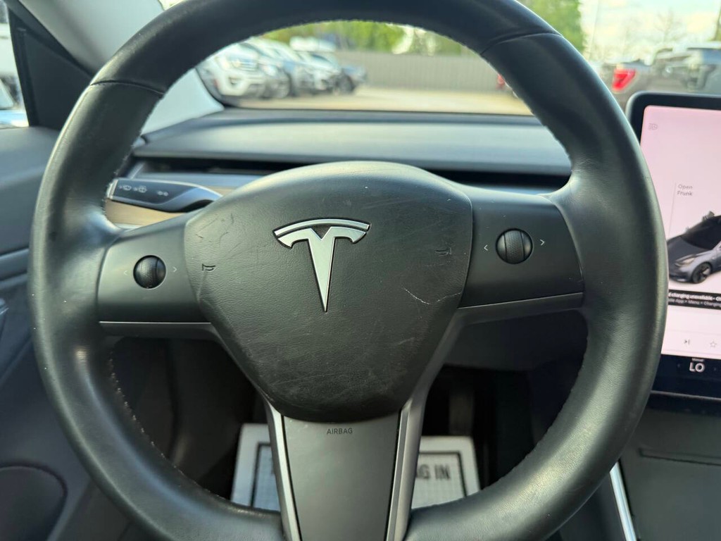 Tesla Model 3 Vehicle Full-screen Gallery Image 23