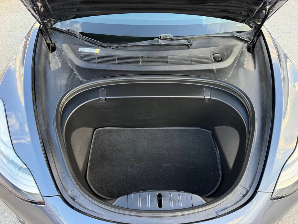 Tesla Model 3 Vehicle Full-screen Gallery Image 31
